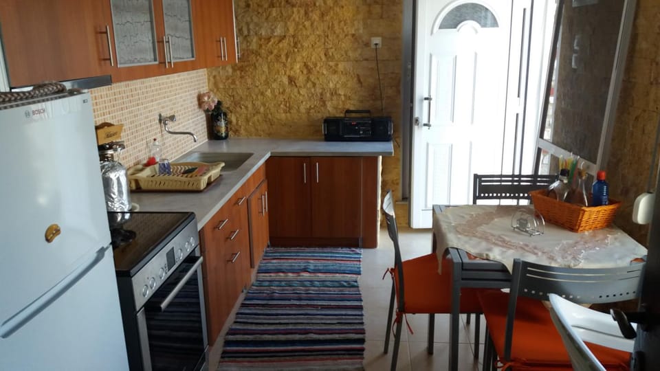 Facade/entrance, Kitchen or kitchenette, Dining area, pet friendly, stove