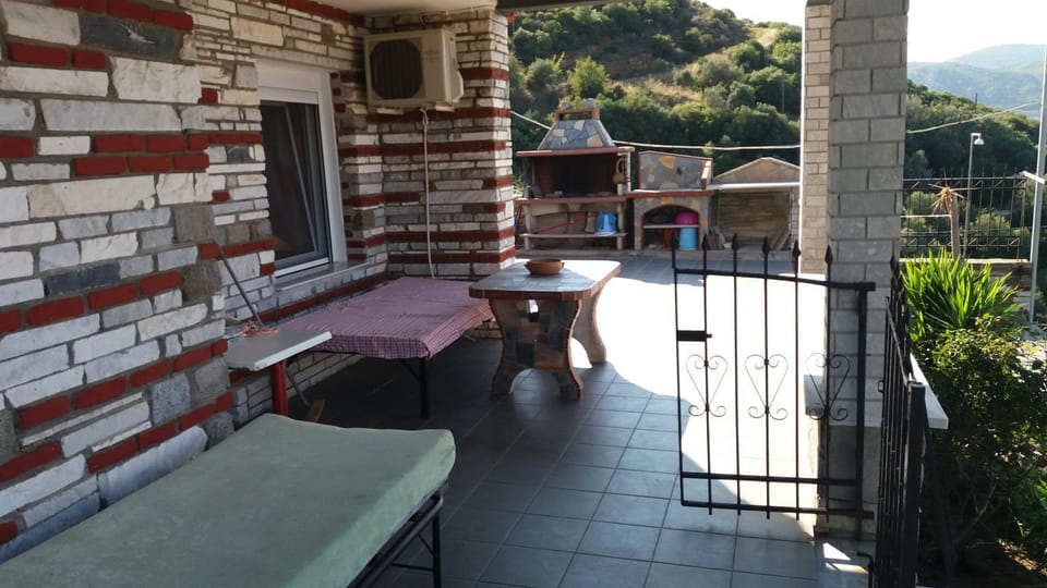 Patio, Day, BBQ facilities, View (from property/room), Balcony/Terrace, Mountain view