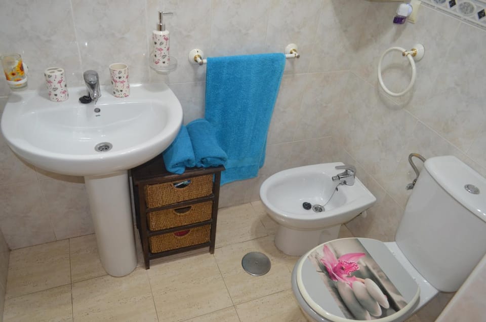 Toilet, Bathroom, bidet, towels