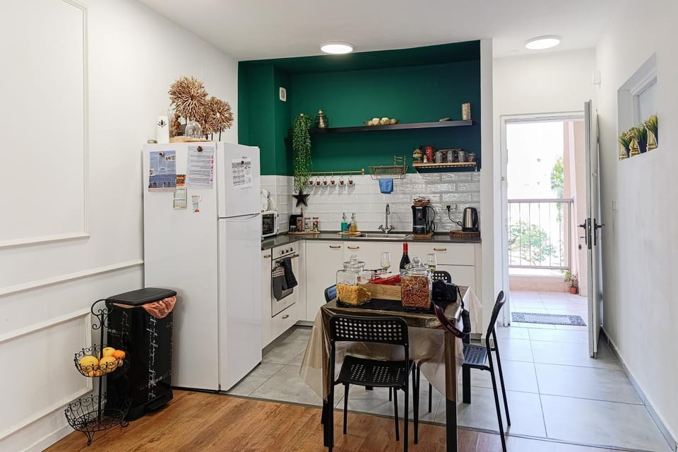Coffee/tea facilities, Kitchen or kitchenette, Dining area, minibar, oven, stove, toaster
