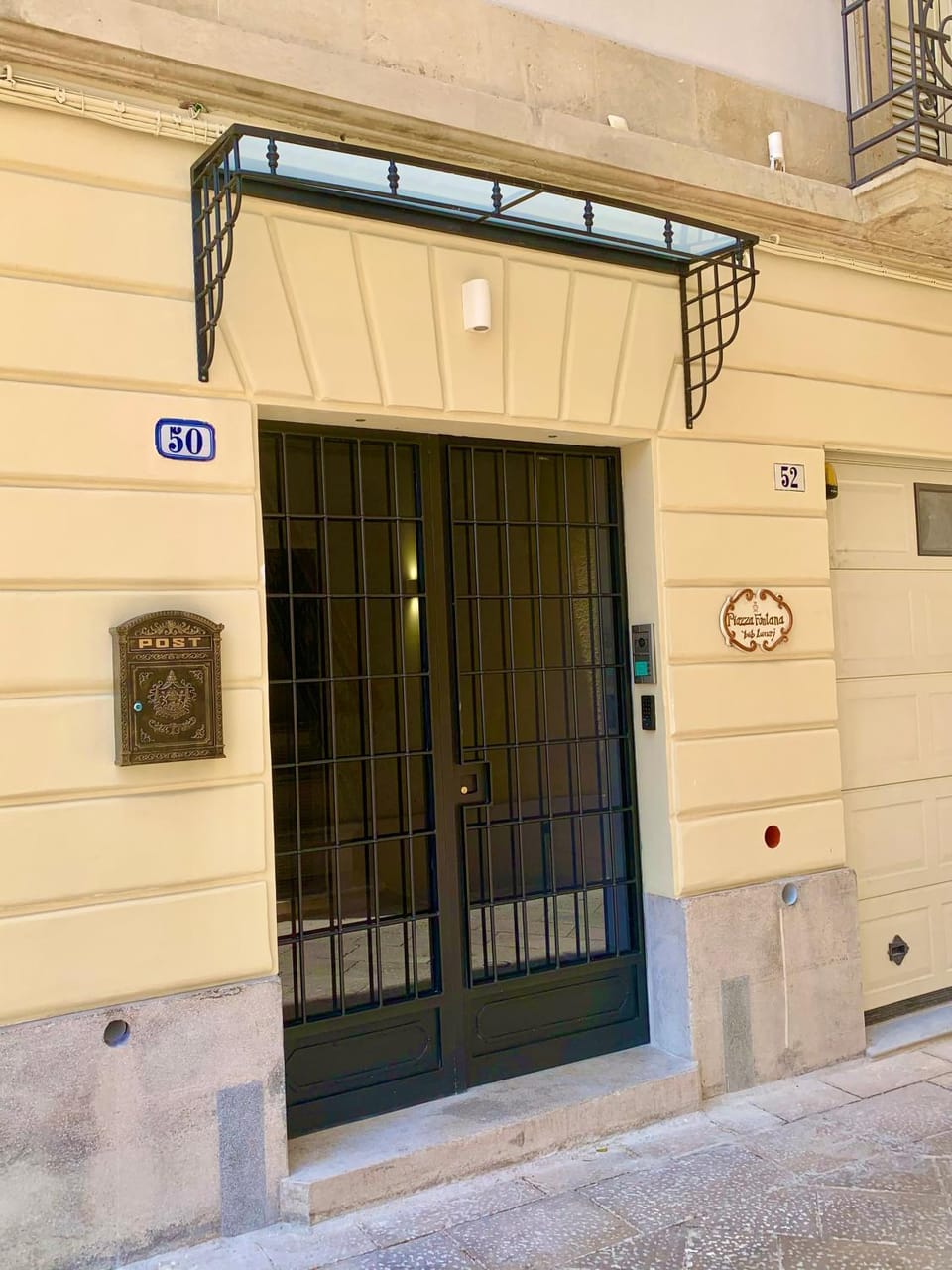 Facade/entrance