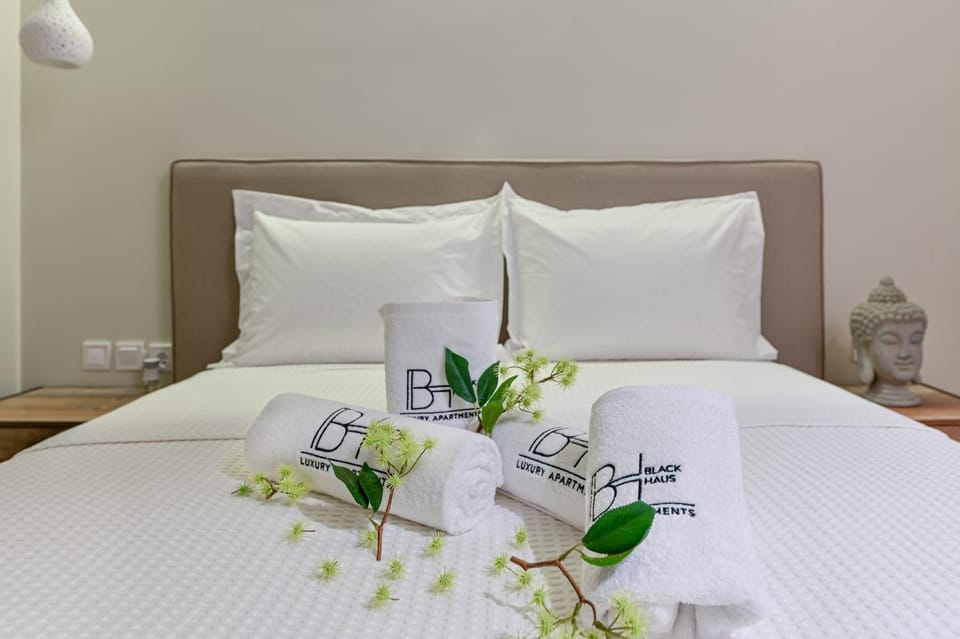 Bed, Bedroom, towels