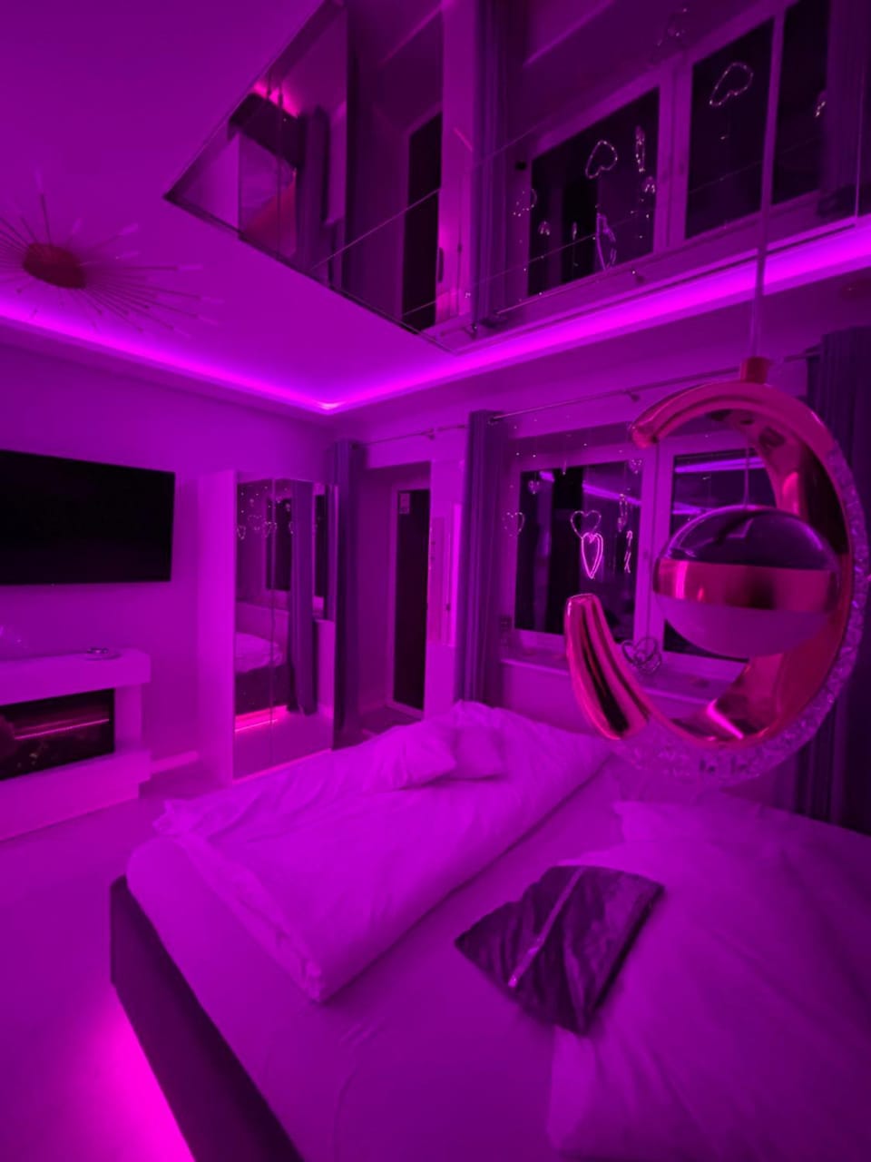 Bed, TV and multimedia, Photo of the whole room, Evening entertainment, Bedroom