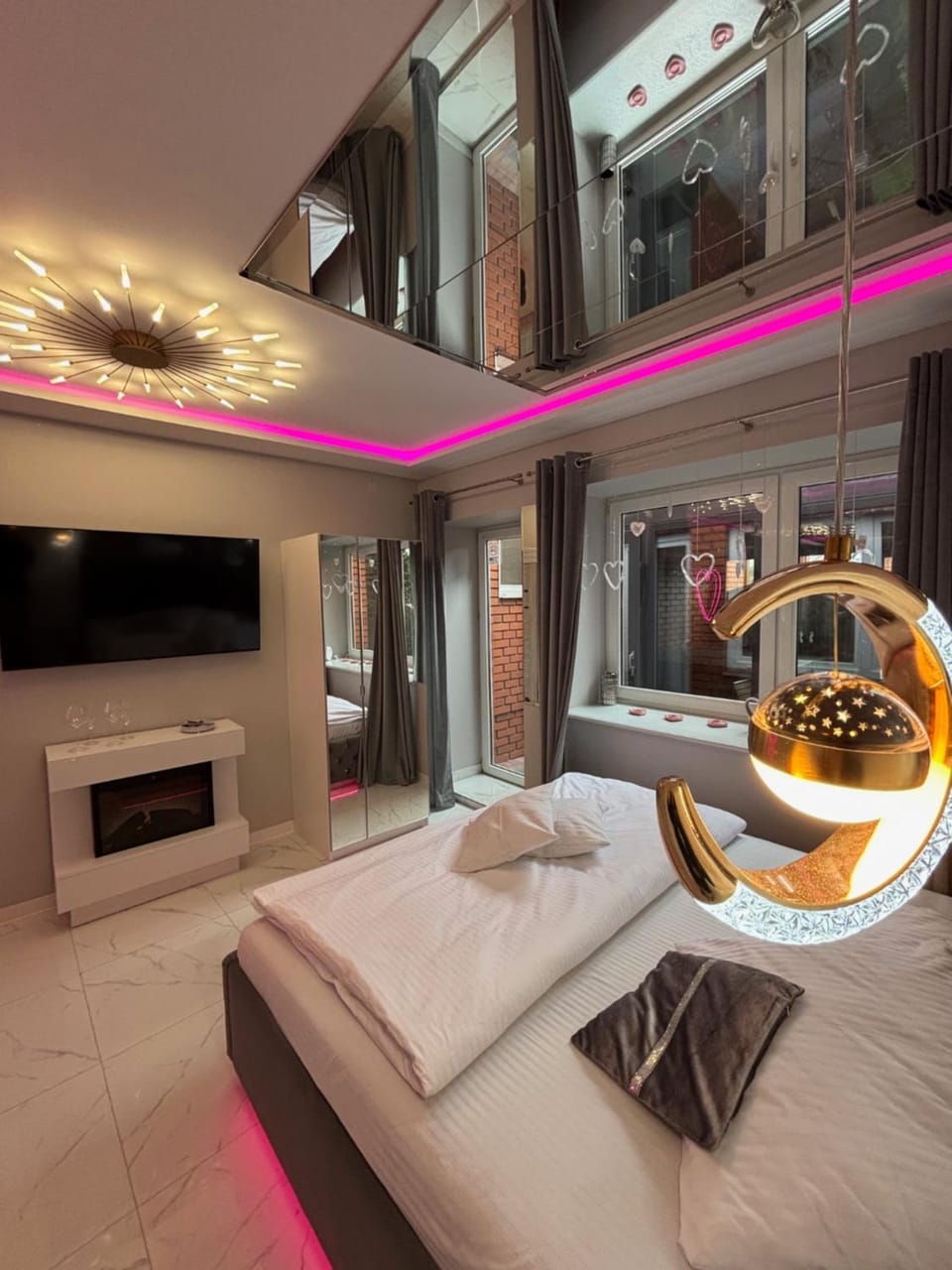 Bed, TV and multimedia, Living room, Photo of the whole room, Seating area, Evening entertainment, Bedroom