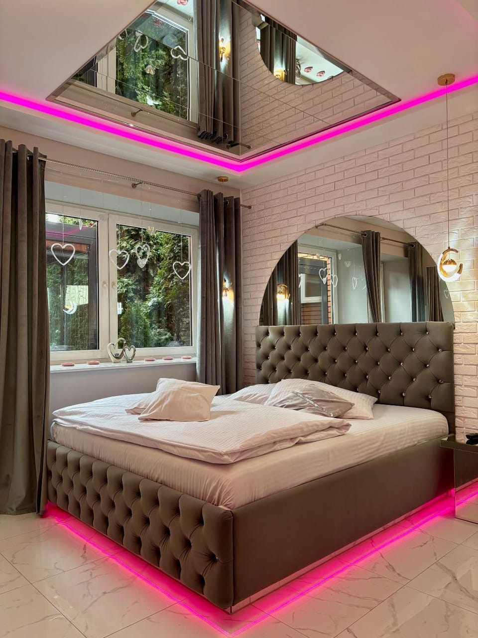 Bed, Photo of the whole room, Seating area, Bedroom