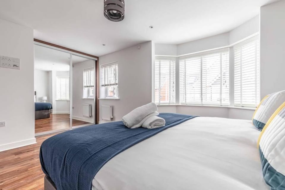 STYLISH 4 BED 2 BATH & PARKING - PINEWOOD HEATHROW - By Tempstay House in Slough