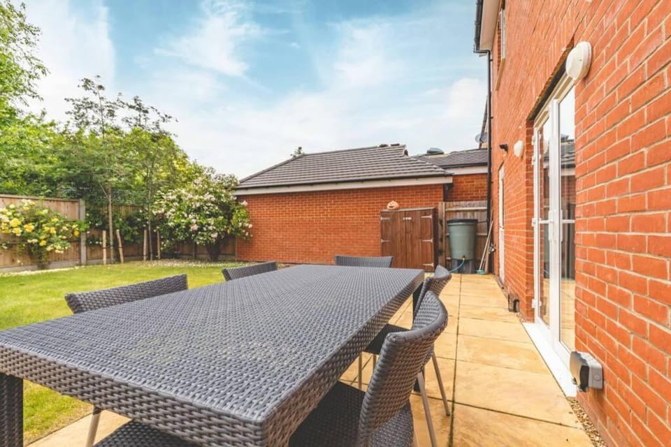 STYLISH 4 BED 2 BATH & PARKING - PINEWOOD HEATHROW - By Tempstay House in Slough