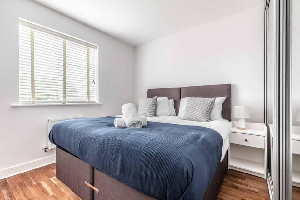 STYLISH 4 BED 2 BATH & PARKING - PINEWOOD HEATHROW - By Tempstay House in Slough