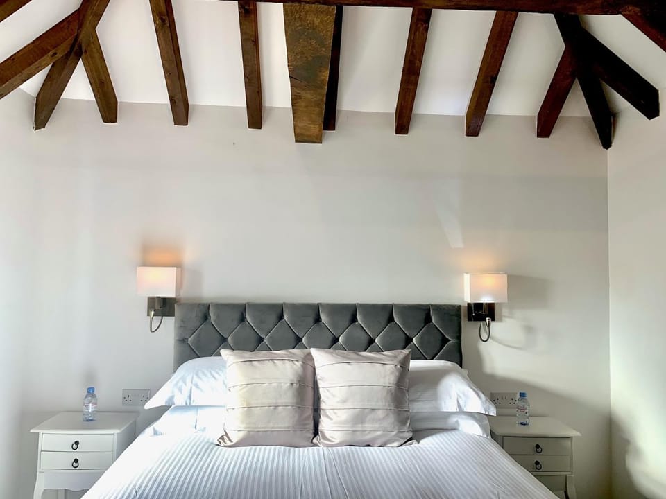 The Estate - 11 Bed - Sleeps 22 - Private Garden Villa in Wealden District