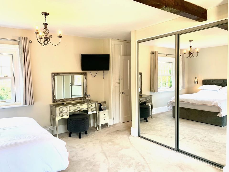 The Estate - 11 Bed - Sleeps 22 - Private Garden Villa in Wealden District