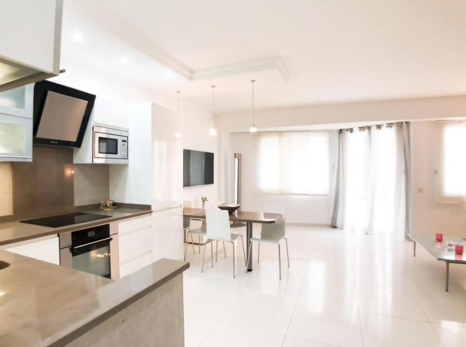 Photo of the whole room, kitchen