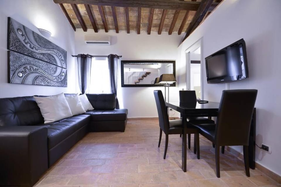 TV and multimedia, Living room, Seating area, Dining area