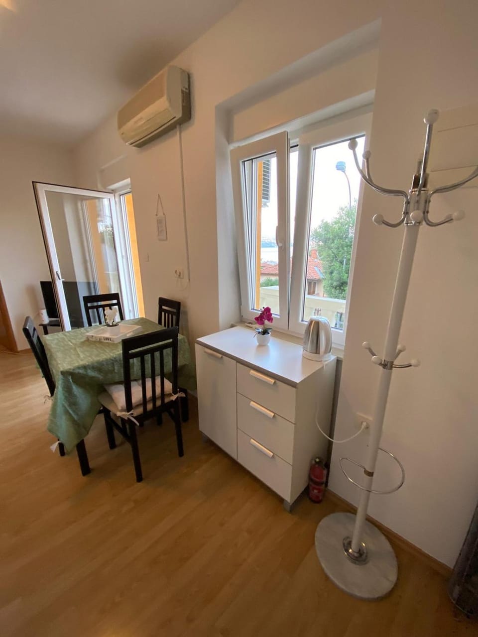 Seating area, Dining area