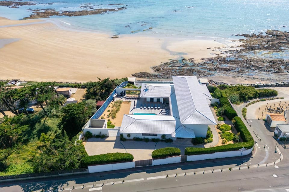 Property building, Nearby landmark, Day, Neighbourhood, Natural landscape, Bird's eye view, Beach, Pool view, Sea view, Swimming pool, Location, Parking