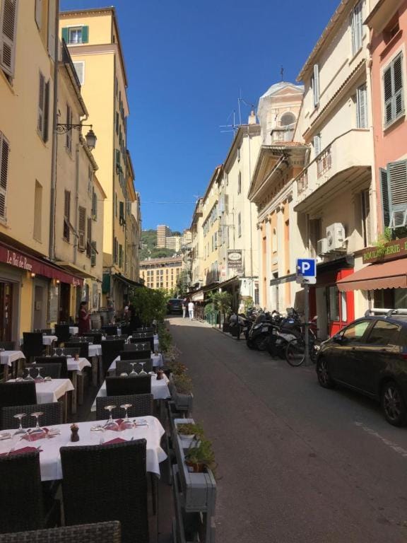 AJACCIO CENTRE VIEILLE VILLE IMPÉRIALE TT CONFORT TTES COMMODITÉS 3 a 4 PERs CATHÉDRALE A 300M MER PORT MARCHE LOCAL PLAGES Apartment in Ajaccio