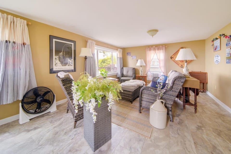 Lakefront Mayville Cottage w/ Dock & Grill! House in Lake Erie