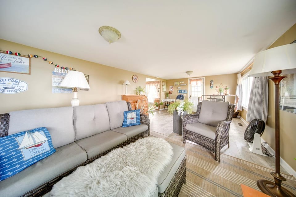 Lakefront Mayville Cottage w/ Dock & Grill! House in Lake Erie