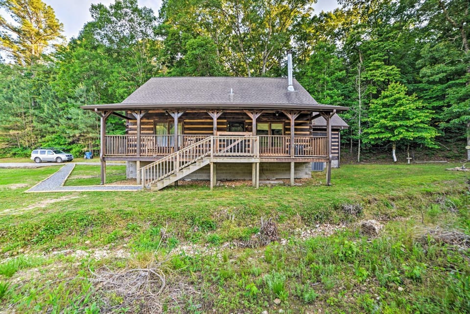 Quiet Cabin Retreat on 30 Acres Near Kentucky Lake Cabin in Lake Barkley