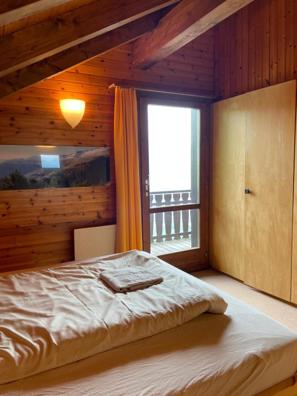 Photo of the whole room, Bedroom