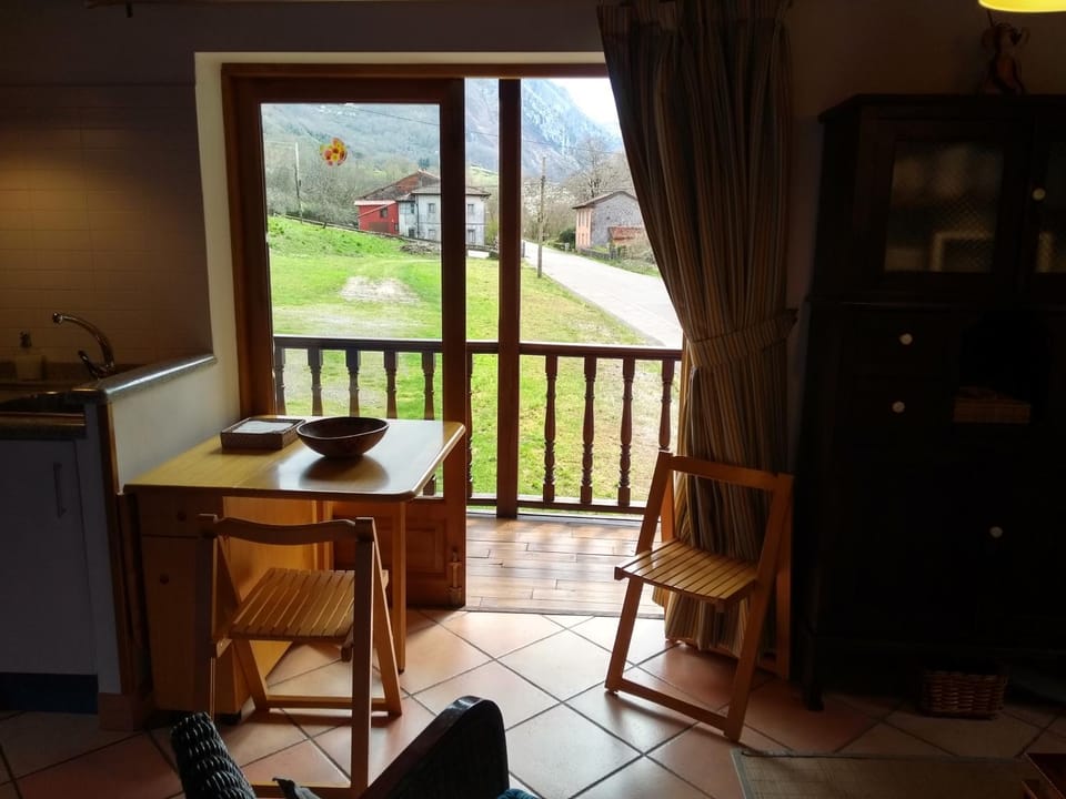 View (from property/room), Balcony/Terrace, Dining area