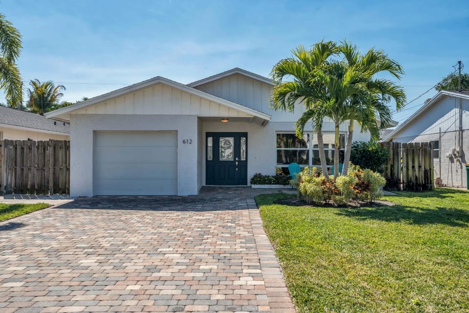 Relax Poolside & Walk or Bike to the Beach From This Amazing Naples Pool Home! House in Naples Park