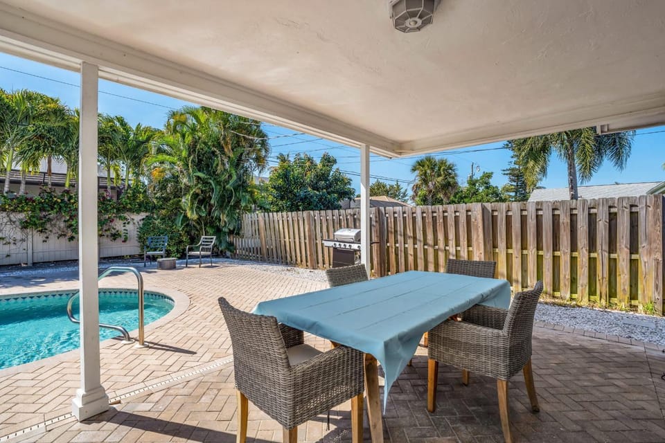 Relax Poolside & Walk or Bike to the Beach From This Amazing Naples Pool Home! House in Naples Park