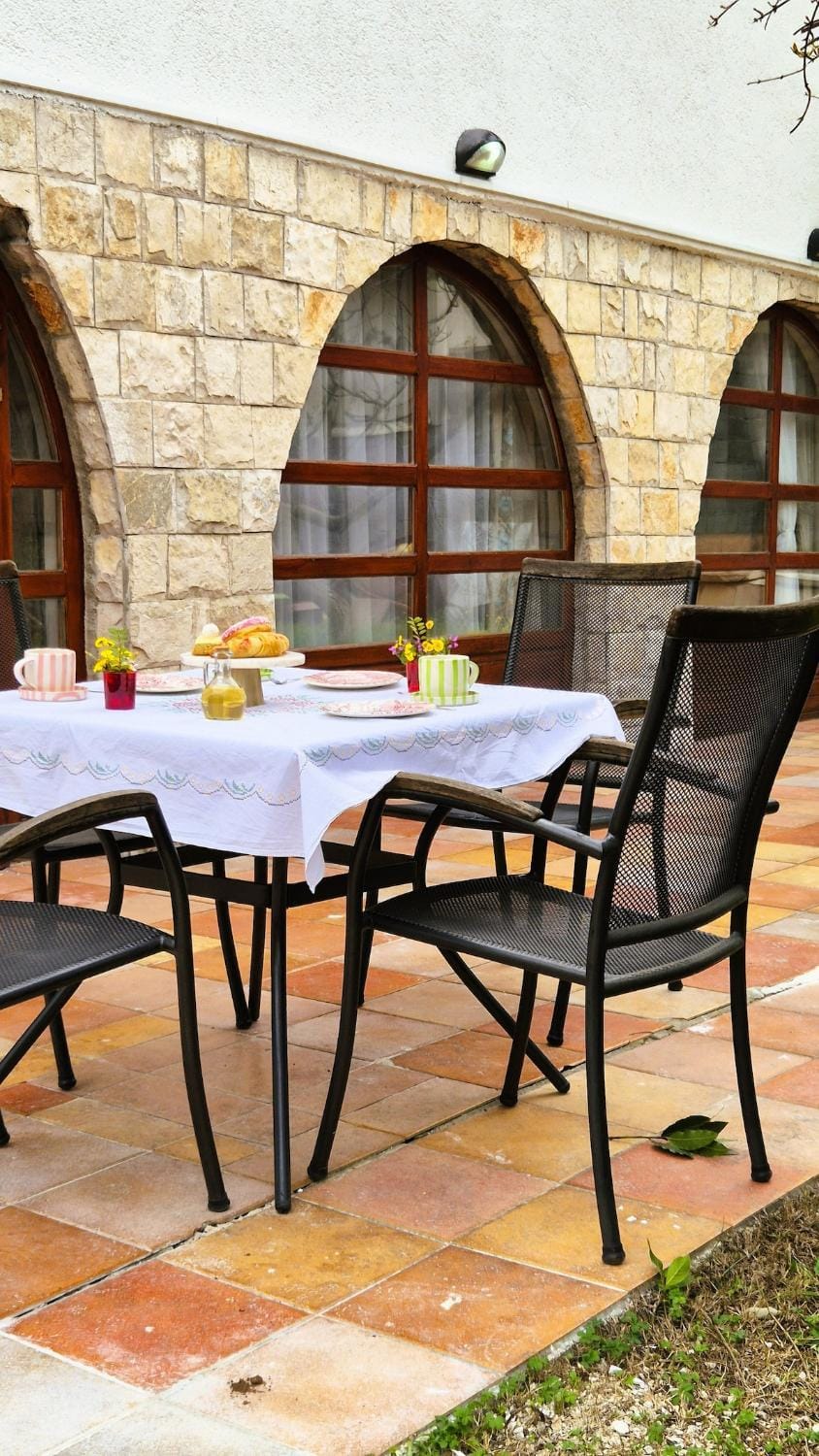 Patio, Day, Dining area