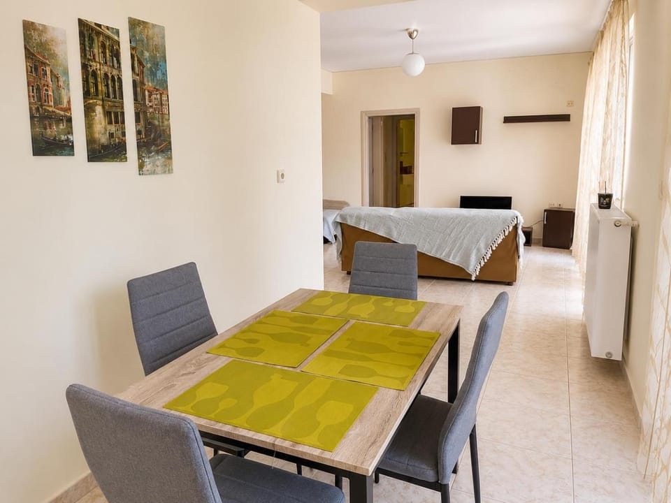 Seating area, Dining area