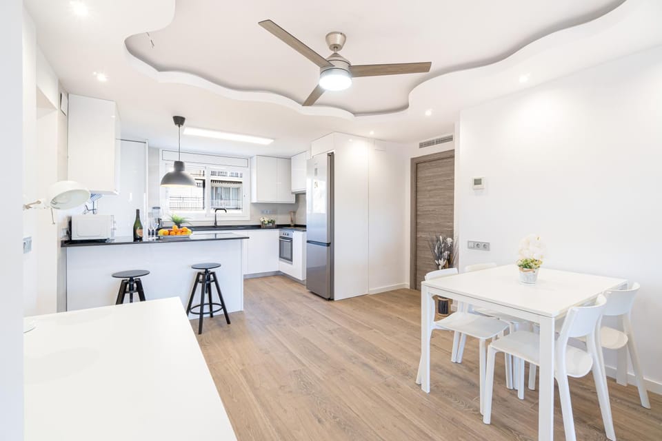 Kitchen or kitchenette, Dining area, fireplace, minibar, stove