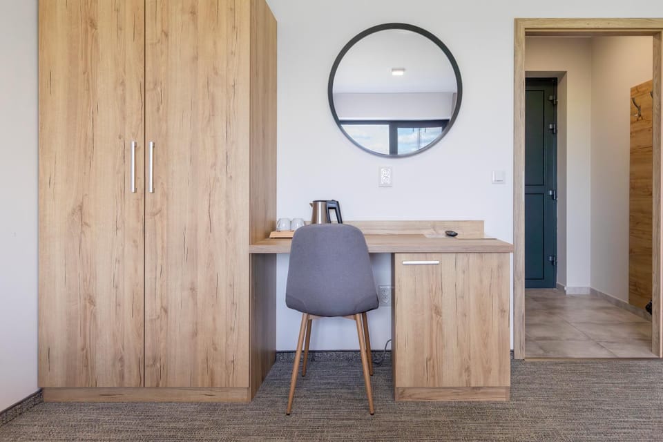 Coffee/tea facilities, wardrobe