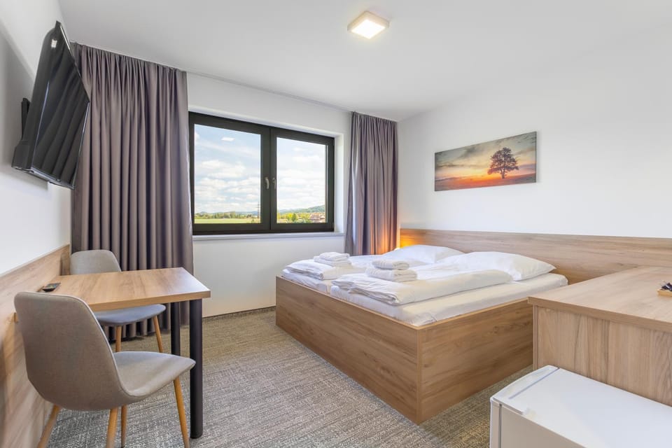 Bed, TV and multimedia, Photo of the whole room, Seating area, Bedroom