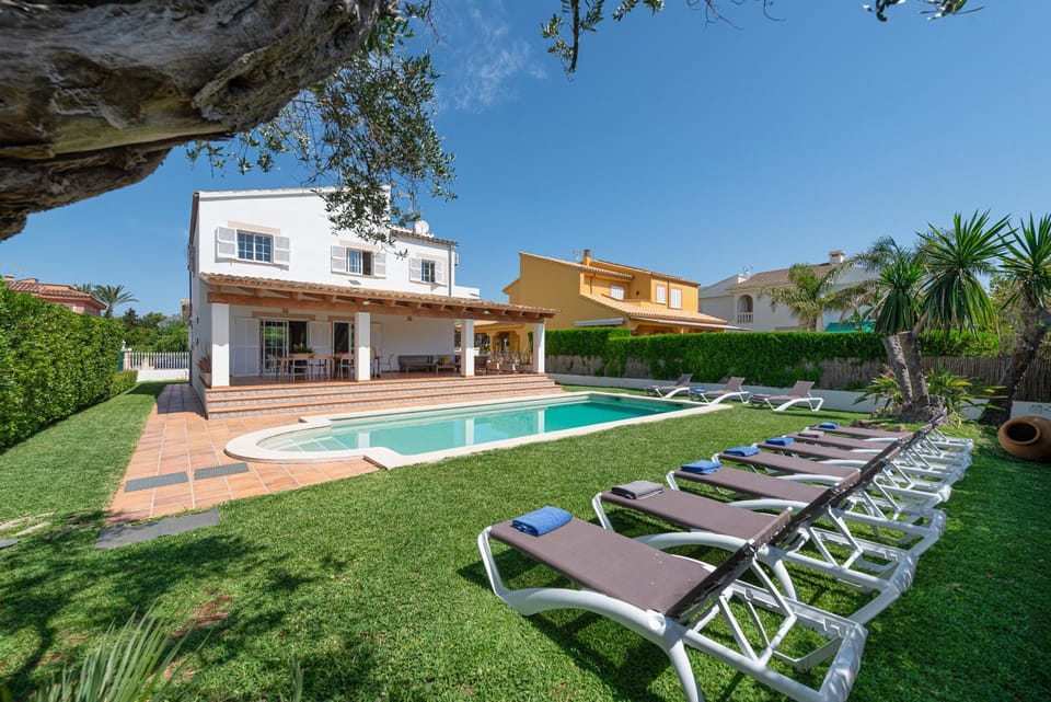 Property building, Garden view, Pool view, Swimming pool, sunbed