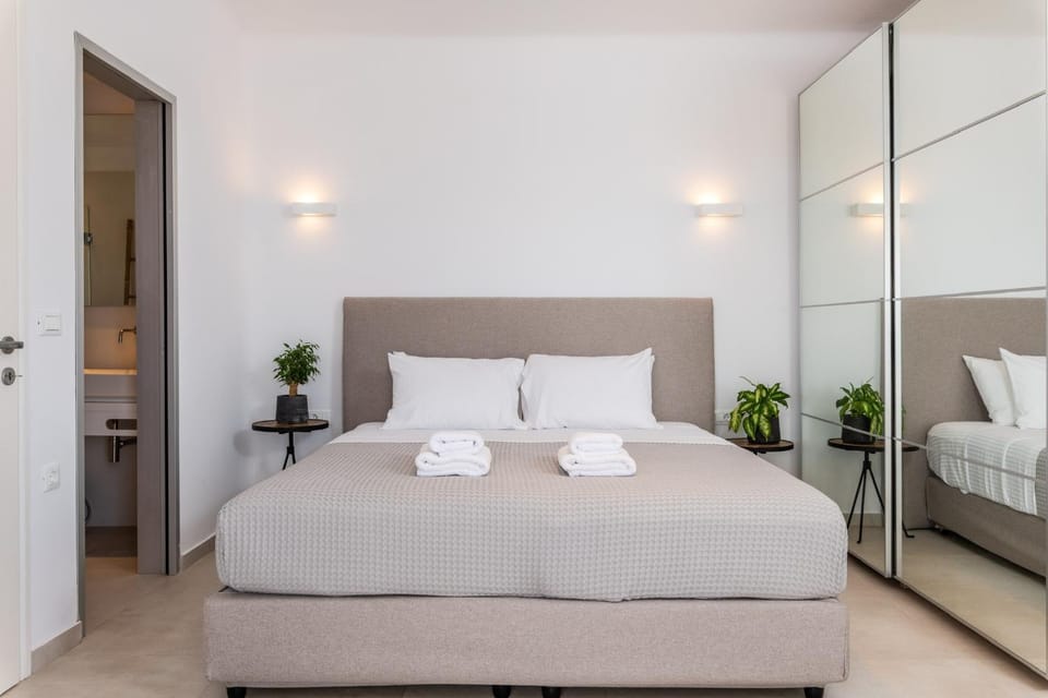 Photo of the whole room, Bedroom, towels
