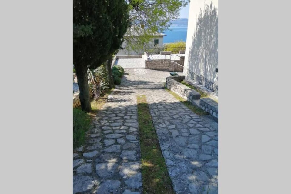 Prekrasan dvosobni apartman s pogledom na more 4+2 Apartment in Novi Vinodolski