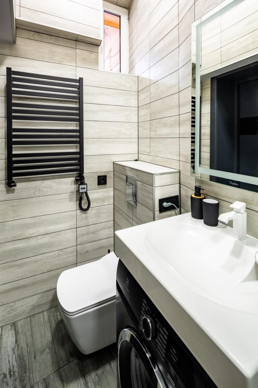Toilet, Bathroom, towels