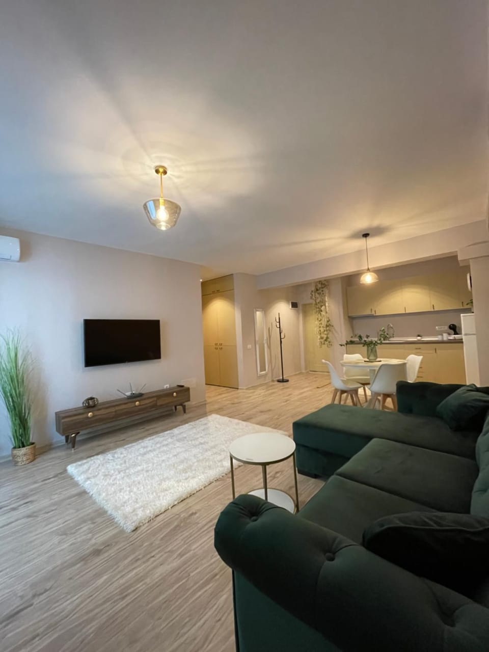 TV and multimedia, Kitchen or kitchenette, Living room, Seating area