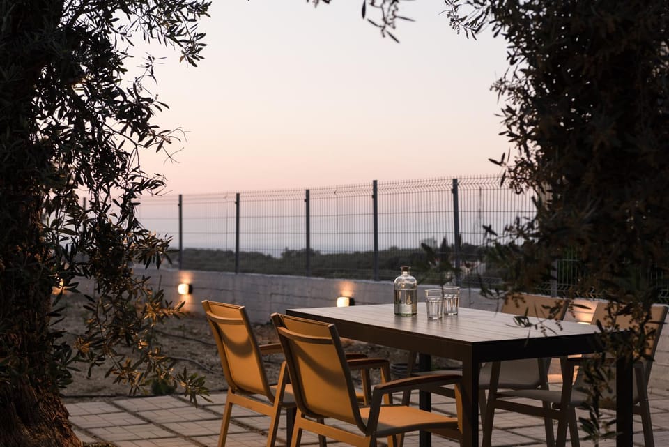 Patio, Day, Natural landscape, Dining area