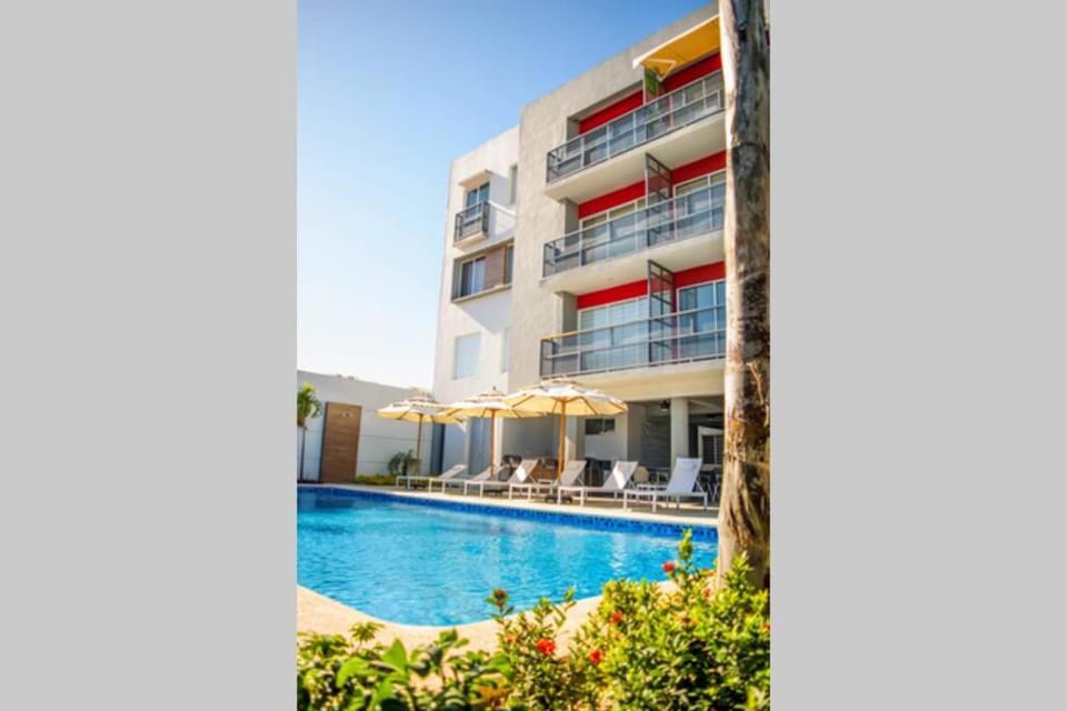 Property building, Swimming pool, sunbed