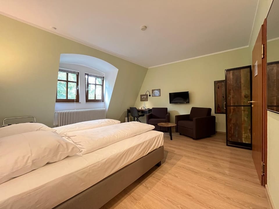 Bed, Living room, Photo of the whole room, Seating area, Bedroom
