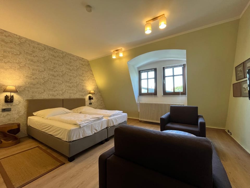 Bed, Living room, Photo of the whole room, Seating area, Bedroom