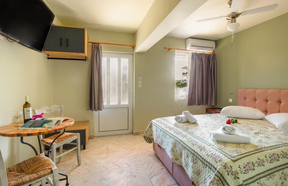 Bed, Dining area, Bedroom