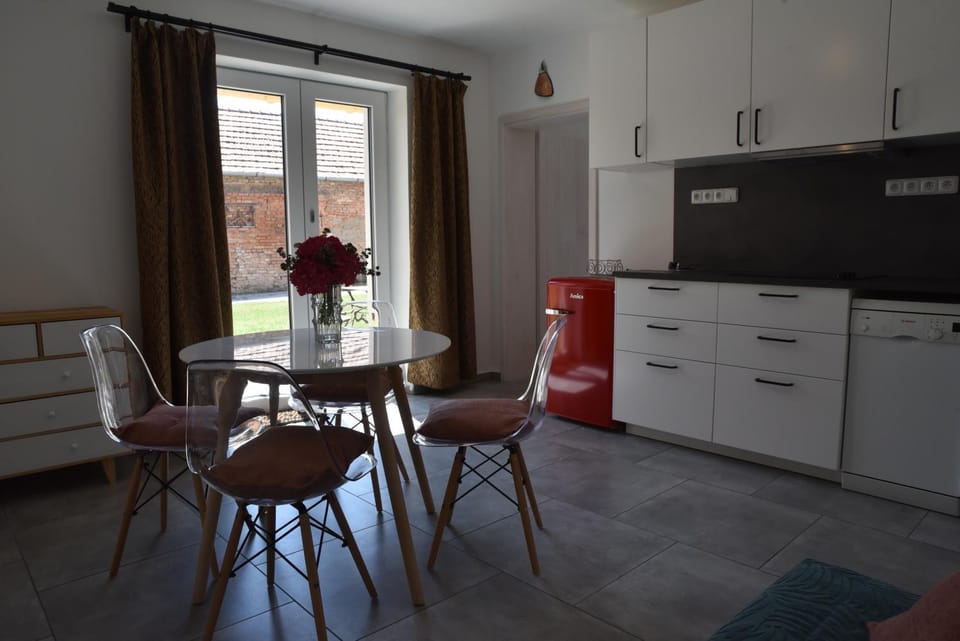 Kitchen or kitchenette, Seating area, Dining area