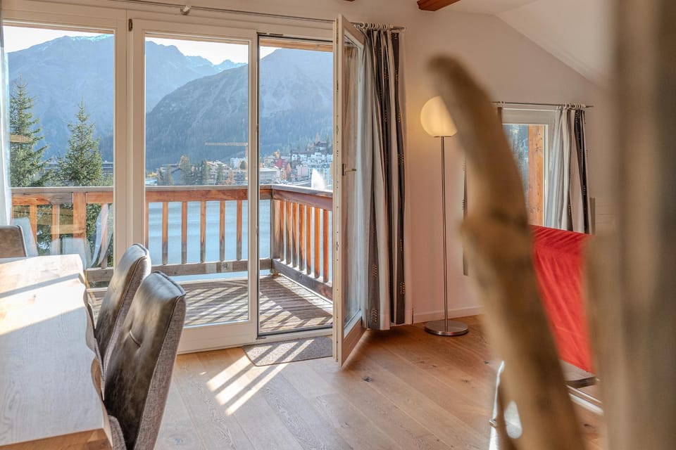 Living room, Lake view
