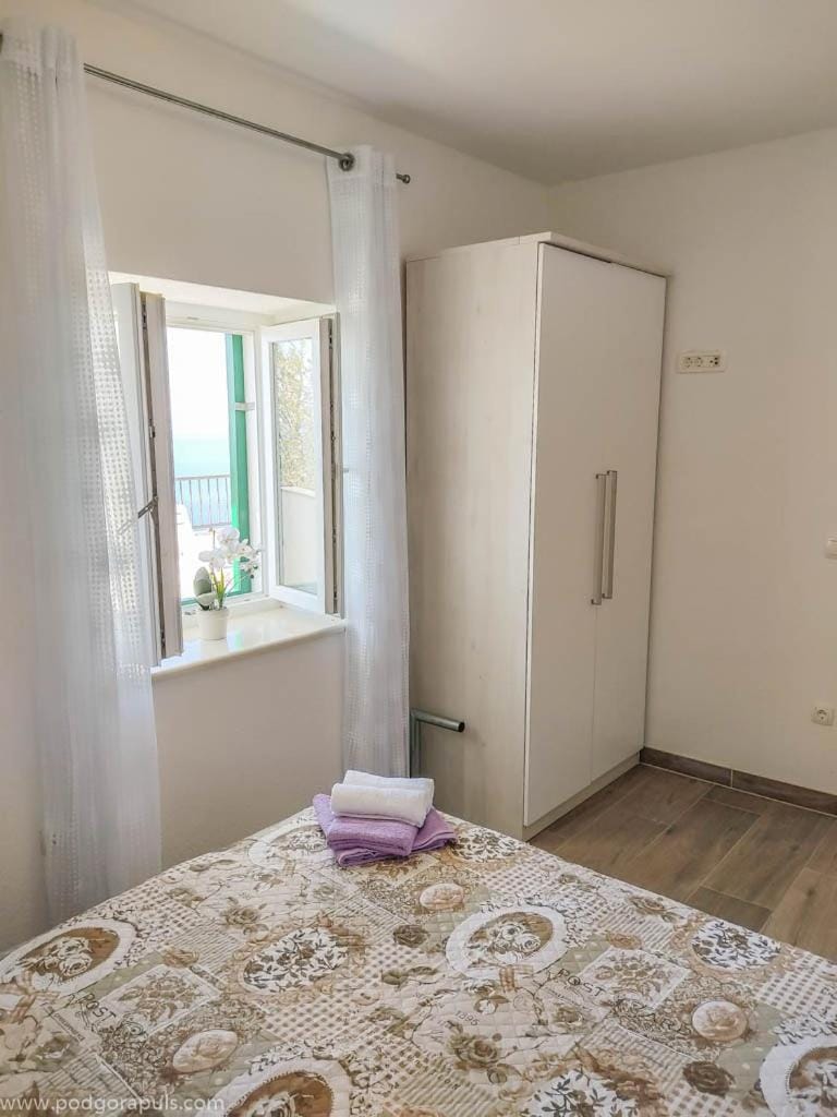 Bed, Photo of the whole room, Bedroom, towels, wardrobe