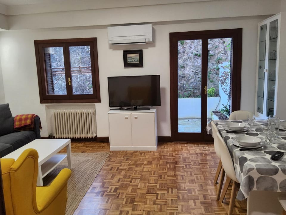 TV and multimedia, Living room, Dining area