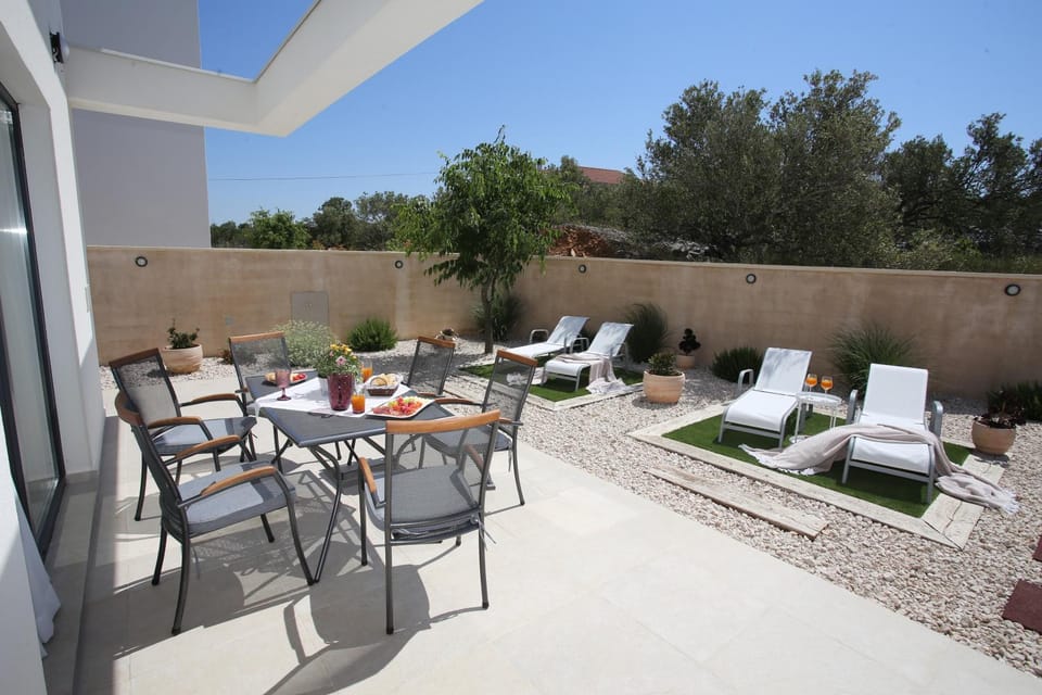 Day, Garden, Balcony/Terrace, Seating area, Garden view, sunbed