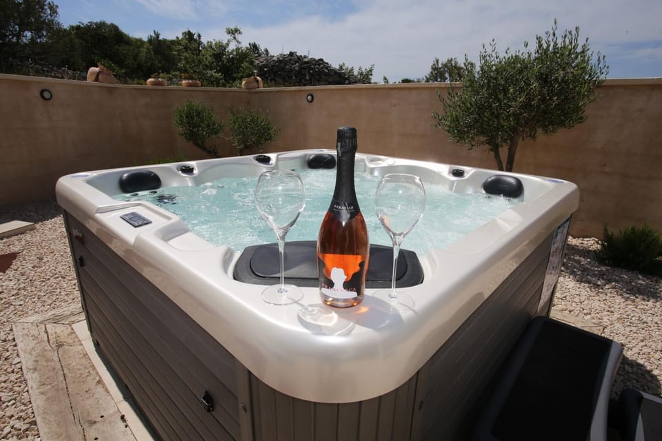 Day, Natural landscape, Hot Tub, Food and drinks, Drinks