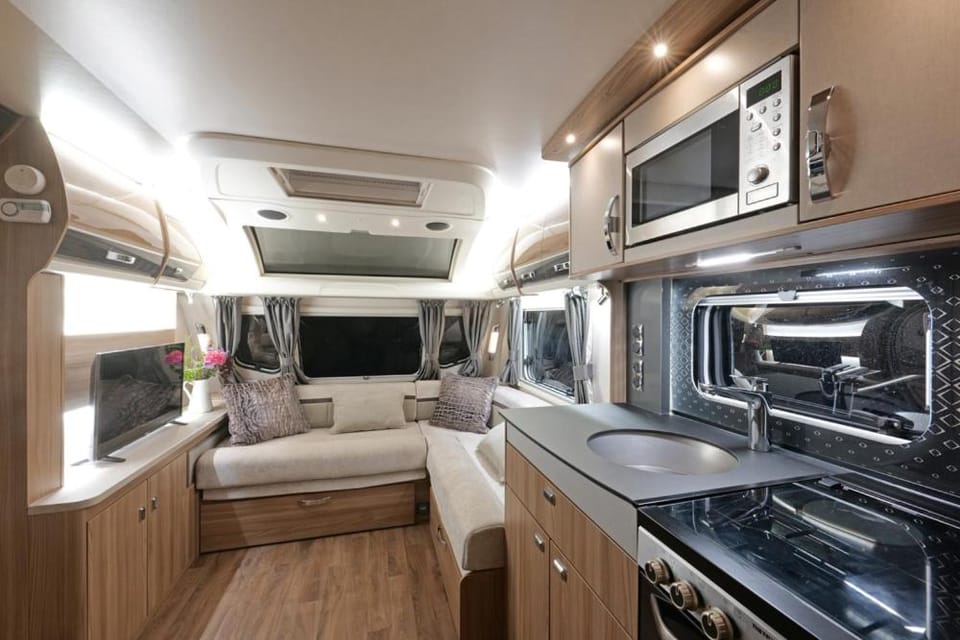 Property building, Kitchen or kitchenette, Living room, Seating area, Dining area, stove