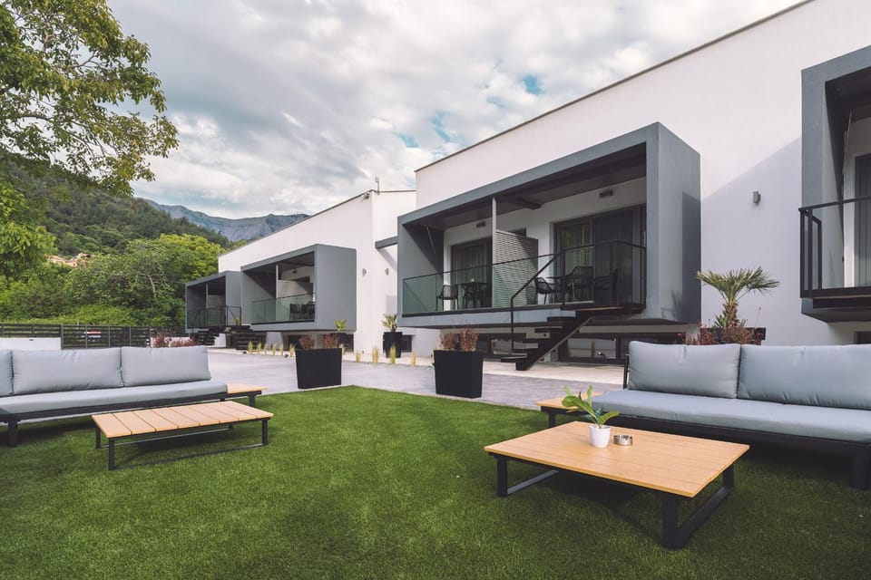 Property building, Patio, Day, Natural landscape, Garden, Living room, Seating area, Garden view, Mountain view