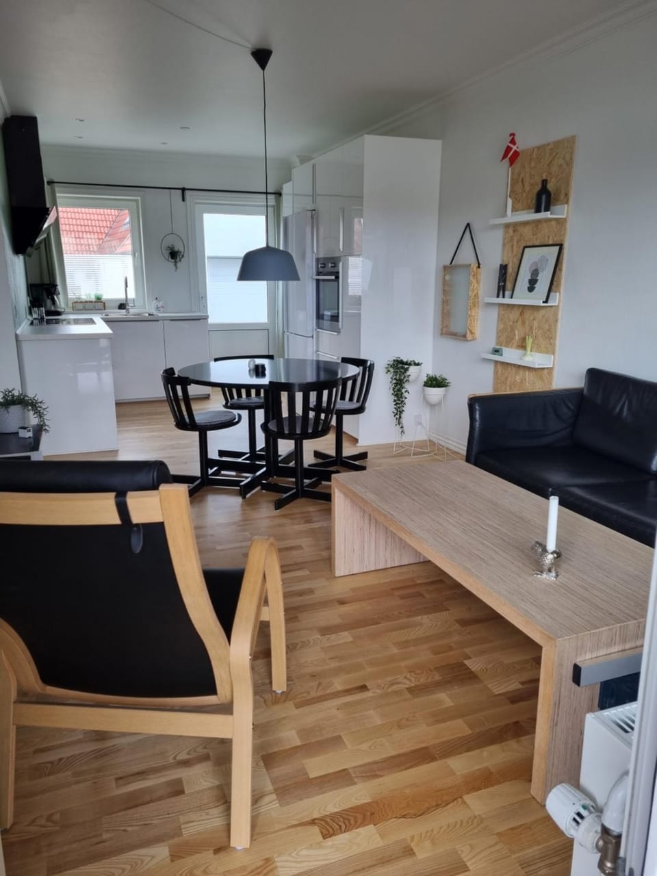 Coffee/tea facilities, Kitchen or kitchenette, Living room, Dining area, dishwasher, microwave, oven, stove, toaster